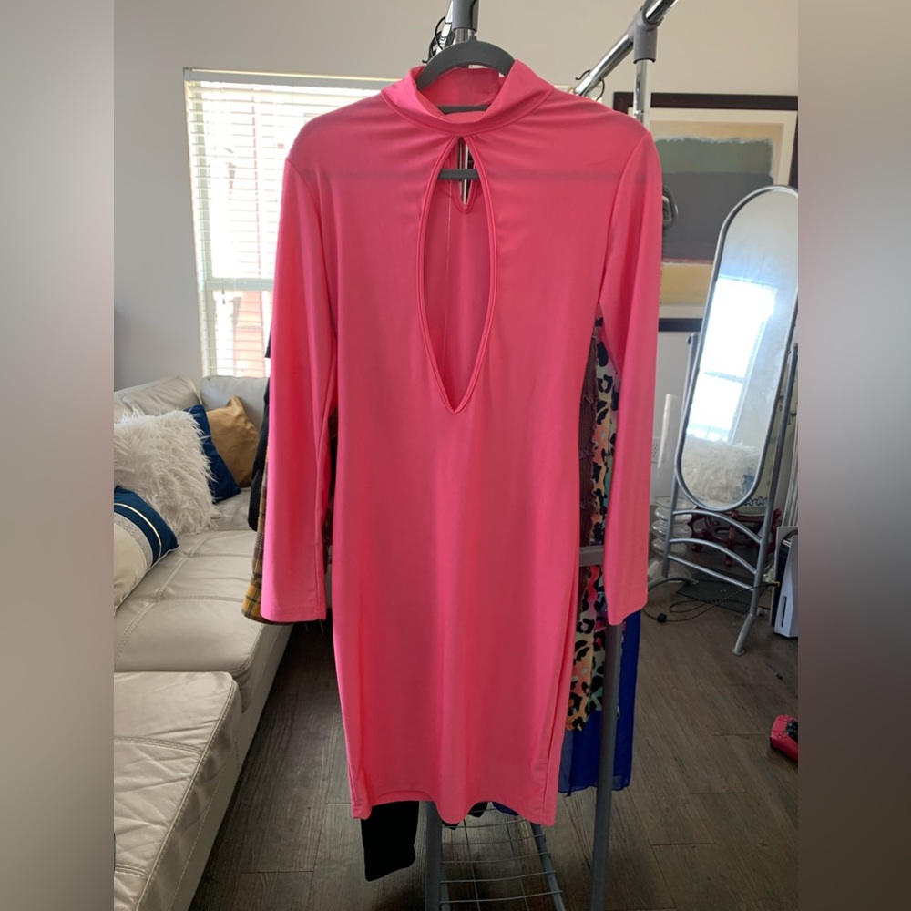 Long sleeved bodycon dress with large keyhole opening in front, Large
